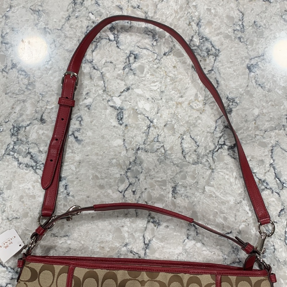 😍 Coach Hobo Bag in Signature Fabric Print 🤎 and Red Accents ❤️ - Picture 6 of 8